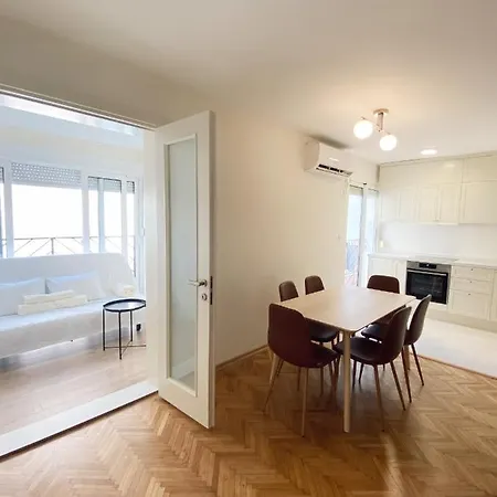 Chic 3 Bedroom In Center Apartment *