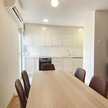 Chic 3 Bedroom In Center Apartment