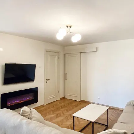 Chic 3 Bedroom In Center Apartment
