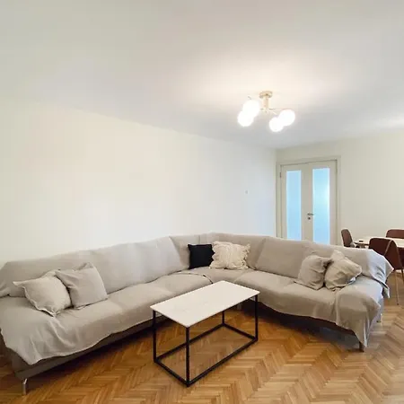 Chic 3 Bedroom In Center Apartment