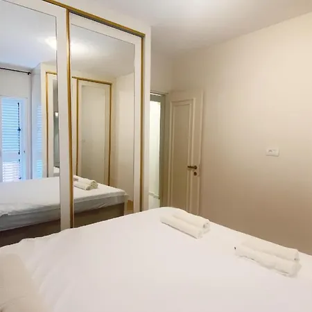 Chic 3 Bedroom In Center